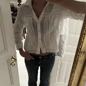 Vit Blus från zara! - Sååå fin blus från zara, aldrig använd och pris lappen kvar💕💕💕 liten i storleken, passar xs/s