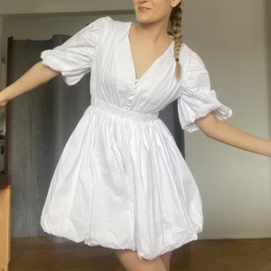 Glamours klänning  - Vitt Klänning från Glamorous. Skulle vara min student efterfest klänningen men tyvärr han jag inte byta om. Klänningen är från Glamorous 