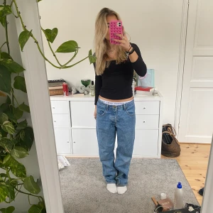 Snygga brandy Melville jeans   - Säljer mina baggy low Waist brandy Melville jeans då jag ej får användning för dem. Skit snygga och går att ha till allt