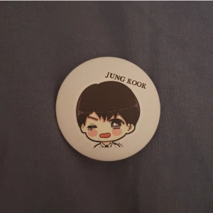 Jungkook bts pin - frakt: 15kr , freebies ingår :)