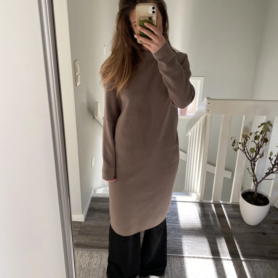 Brun finstickad klänning