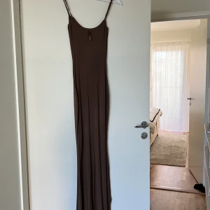 Skims  - Skims klänning i brun, helt slutsåld.  Säljer pga av färgen inte passar mig om någon kanske eventuellt intresserad av att byta funkar det också. 