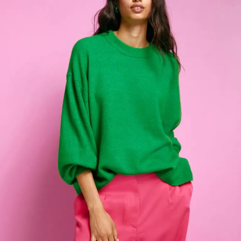 En jättefin stickad tröja från h&m i en fin grön färg. Använd få gånger och frakt tillkommer. Hör av dig privat för frågor, pris och intresse💗💗. Stickat.