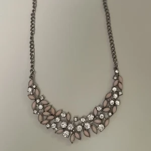 Klasiska 2010-tals halsband  - Två klassiska 2010- tals halsband. Båda är använda flera gånger. 1.Ljusrosa med silvrig strass. Bra skick.  2.Roséguld färg. Använt skick, lite färg har lossat. 15 kr styck