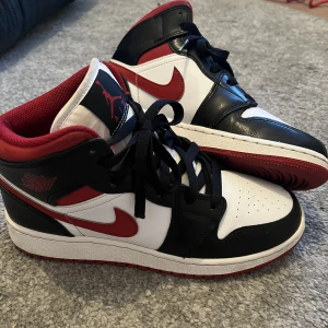 Jordan 1 mid - Köpta från footlocker i Amsterdam Storlek 38 😆😆 Äkta!!! Originalpris 1000kr
