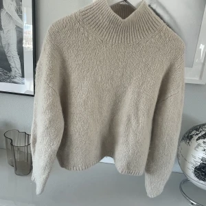 Sweater weekday - Säljer min såå mysiga ulltröja från Weekday! Nypris 700:-