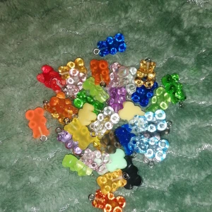 Gummibjörn berlocker  - Gummibjörn berlocker i olika färger. Om man är intresserad är det bara att skriva vilken färg man önskar💕Kan göra örhängen/halsband✨