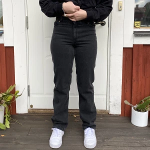 Jeans - Säljer dessa gråa jeans från monki. Waist 27, bra längd för mig som är 165. Aldrig använda med lappen kvar, då jag inte fått användning för dem.