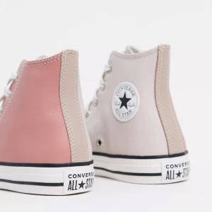 Converse  - Säljer mina ass balla converse som är sjukt sköna!!! Älskar de!! 😍😍Har egna bilder så de är bara att fråga på!! Köpta för ca 800kr 💕💕