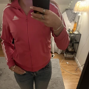 Adidas tröja - Säljer denna fina rosa adidas tröja, den är i bra kvalite🙏🏼det står att det är 11-12 år men skulle säga xs💕