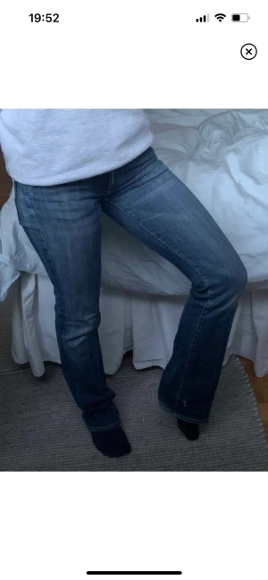 Lågmidjade jeans - Säljer dessa skit snygga lågmidjade jeans pga att jag inte använder de💙jätte snygg färg o modell, hör av er vid frågor eller intresse💙💙