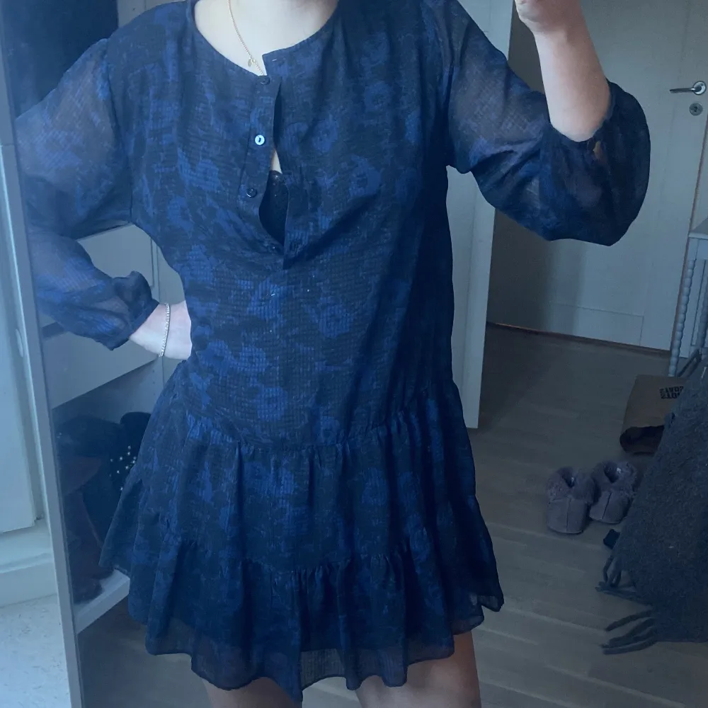 Så fin klänning med blå blommor från Zara💕 (Smutsig spegel). Klänningar.