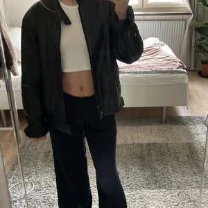 Läderjacka - En snygg läderjacka från Living world.  I jätte bra skick! Jackan är L men även passar S-L! Fake skinn!