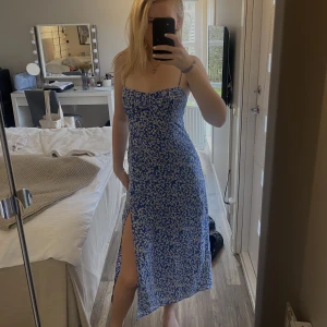 Zara klänning - Så fin sommarklänning, köpt från zara förra året💙bara använd 2 gånger, säljer för endast 219kr+frakt! Säljer även en i samma modell i rosa för samma pris som är helt oanvänd med prislapp kvar, kolla sista bild!💕Vid köp av båda får ni de för 399kr+ frakt!