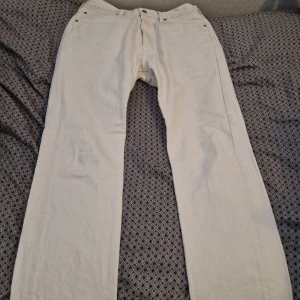 Levi's 501 32x32 white/creme - Köptes i somras från min lokala Levi's butik, men fastnade aldrig riktigt för färgen, så de har knappt använts. Finns i princip inga tecken på användning annat än att mitt svarta skinnbälte färgat av sig en aning