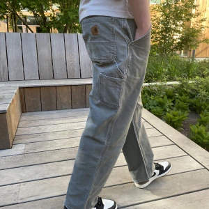 Carhartt single knee - Carhartt single knee Storlek: 34 (midja/inseam/benöppning 44/79/24)