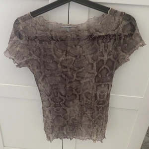 Mesh topp - Glittrig mesh topp i snake print från Chiquelle! Nästan helt oanvänd! Storlek S🤎