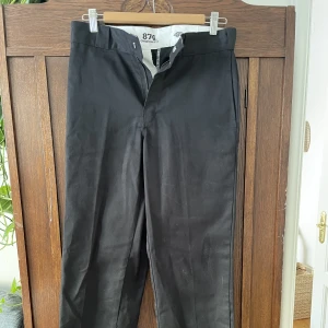 Dickens 874 svart - Ett par dickies 874 i storlek 30/32, endast använda en gång.  Nypris 700kr  Priset går att diskutera
