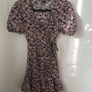 En jätte fin sommar klänning  - Jag har inte använt den här klänningen så många gånger tycker den passar bra och känns väldigt fin i passform ❤️