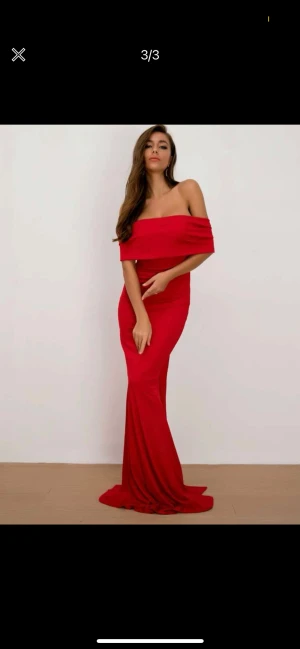 RÖD KLÄNNING  - Jag säljer denna klänning då jag enbart använt den en gång och inte har någon användning av den i framtiden. Klänningen ser ut som på bilden och den tredje bilden är baksidan av klänningen. Klänningen är i storlek XL och är lite lång på mig (163cm)