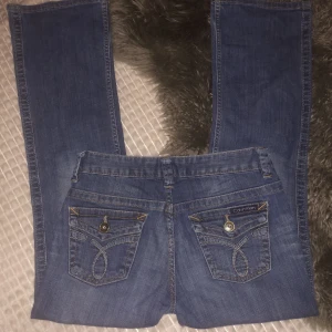 Lågmidjade Jeans - Säljer dessa skit snygga lågmidjade Calven Klein jeansen! Midjemått rakt över: 40 cm innerbenslängd: 75 cm. Kom privat för fler frågor❤️