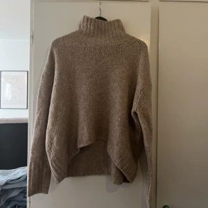 stickad tröja h&m - brunbeige stickad tröja från h&m. storlek S