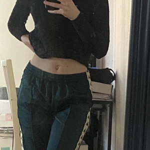 Gröna kappa byxor - Gröna kappa byxor med knappar på sidorna, använd fåtal gågner så dom är som i nyskick