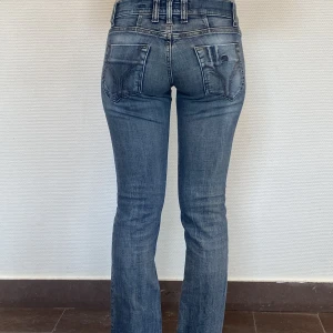 Lågmidjade Flare Jeans  - Lågmidjade Miss sixty jeans. De är en fin blå färg som passar till allt med en flare passform och sitter som en smäck!  Midja: 72 cm Längd: 92 cm Innerbenslängd: 75 cm