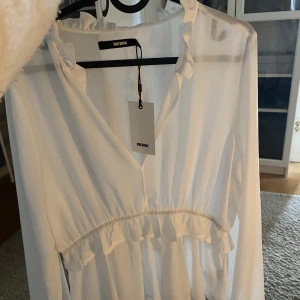 Fest topp - Skit snygg fest topp från bikbok, aldrig använd 💓 Nypris 399