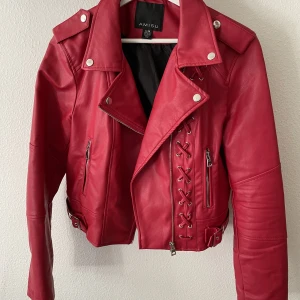 Röd skinnjacka  - Röd, snygg skinnjacka från New Yorker Storlek 40