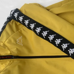 Kappa track jacka - Gul track jacka från Kappa i storlek S, unisex, bra skick 