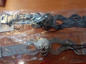 Skitsnygga armband - Skit snygga armband me dödskallar o kristaller, ena är i silver andra är i nåt svart material, helt oanvända kommer i orginal förpackning 100 styck går att pruta