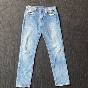 Levis jeans som inte är så använda. Byxorna är gjorda för att kunna vikas upp runt ankeln