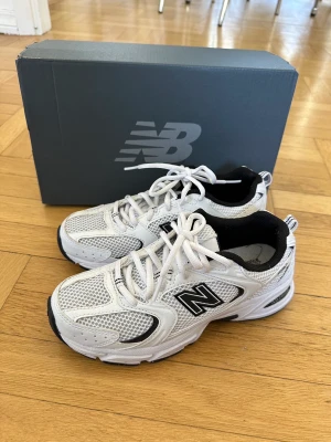 Skor - Knappast använda inte sönder nånstans. Säljer pågrund av fel storlek. Sko kartong kommer med. Ny pris 1200