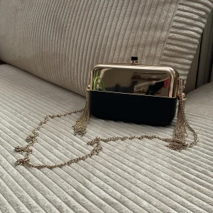 Handväska - Supersöt liten väska från zara. Fint skick men några repor som synns på nära håll. Se bild. Kan mötas upp i fruängen-älvsjö-liljeholmen, annars betalar köpare frakt🖤