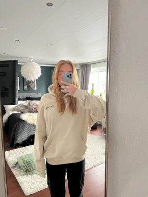 Axel Arigato hoodie - Säljer min favorit hoodie från Axel Arigato. Den är i jättebra skick och det finns inget att anmärka på! 