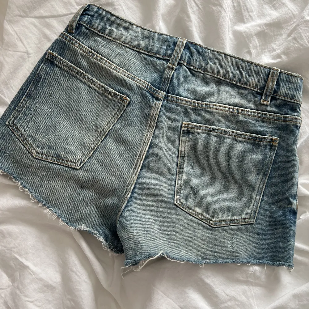 Snygga jeans shorts i strl 38 från bikbok, de är i en mellanblå/ljus tvätt. Dem är ca 80 i midjan Vid frågor skriv gärna till mig🌸 Frakt tillkommer. Shorts.