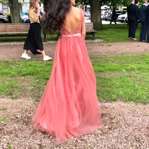 Bal klänning  - Jättefin balklänning från dressroom linné i gbg! Färgen är mörkare (inte som på bilden!) är 170 och hade klackar på mig, den är väldigt lång! Köpt för 4800kr