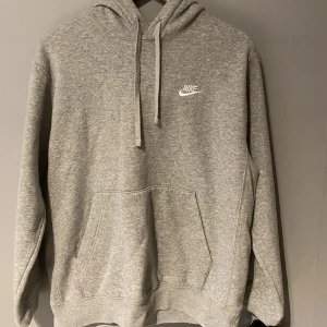 Nike hoddie - Säljer nu denna Nike hoddie då jag aldrig använder den. Nypris: 749.  Mitt pris: 299