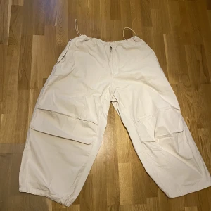 Vita parachute byxor - Baggy brallor, parachute byxor 💯👍