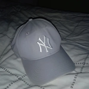 Ny cap - Jätta snygg ny cap, knappt använd❤️ priset kan diskuteras! Köpt för 400 kr. FINNS EN RÖD I MIN PROFIL !