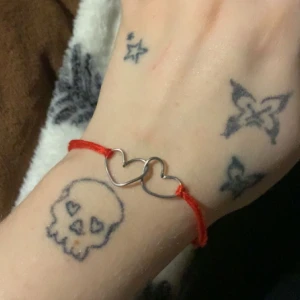 Love bracelets - 2 par love bracelets till dig och din partner med en röd tråd som signifigerar den röda tråden av fate och 2 hjärtan❤️