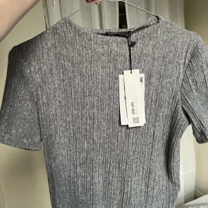 Zara tröja - Säljer denna fina zara tröja!! Den är endast använd en gång  Skick: 10/10 Nypris: 160 kr Hör av er vid minsta fundering!💗