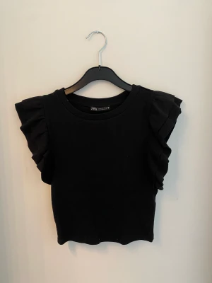 Sommartopp  - En söt sommartopp från zara🌸 Skriv privat om du har någon fråga☺️