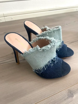 Jeans klackar - Oanvända klackar så jag köpte förliten storlek. Ca 10cm höga.