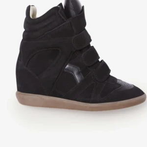 Isabel amarant skor - Säljer min lillasysters isabel markant skor hon fick i julklapp. Använda fåtal gånger, skick 9/10, låda och dustbag följer med. Skriv för fler bilder!