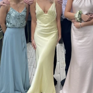 Balklänning - Säljer den här jättefina ljusgula balklänningen i satin. Den är endast använd en gång oxj därför i nyskick. Passar mig som 163 lång