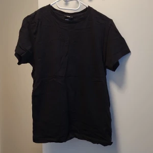 Black t-shirt  - Size S used and in poor condition t-shirt. Feel free to contact us in Swedish or English. 