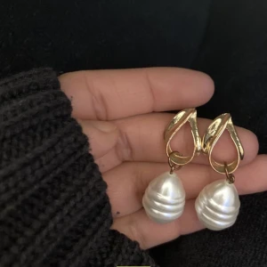 Örhängen - Fina örhängen! Nypris 200kr, säljer för har ett par andra liknande 