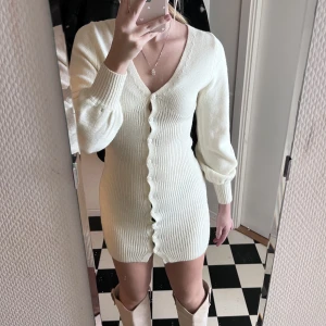 Stickad Klänning - SJUKT fin stickad klänning, tyvärr så kommer den dock inte till användning då den är lite liten för min smak. Storlek: 34/36💖 pris: 200kr + frakt